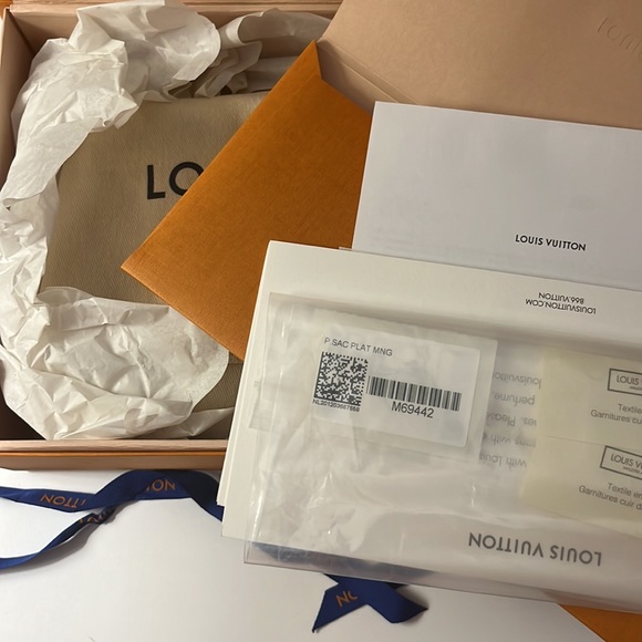 New Louis Vuitton Petit Sac Plat. Product ID: M69442. Material&Color: Monogram. - Picture 13 of 16
